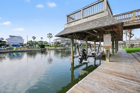 557 Pompano Street Bayou Vista TX 77563