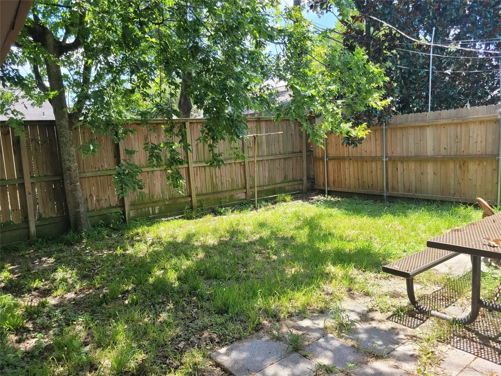 1032 Algregg Street Houston TX 77009