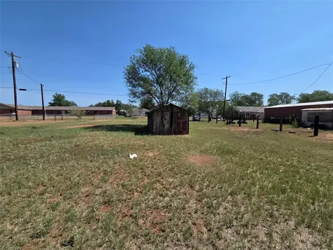 611 W Harris Street Spur TX 79370