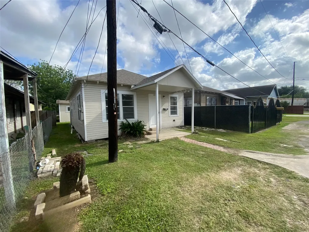 8213 E Erath Street Houston TX 77012
