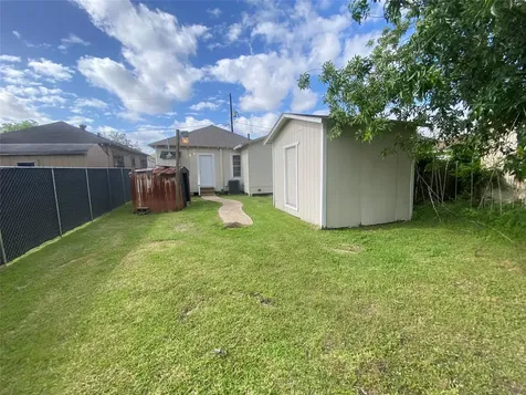8213 E Erath Street Houston TX 77012
