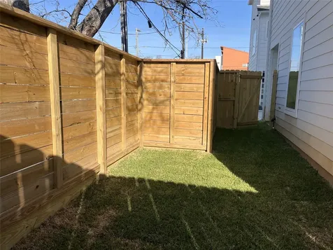 2424 Freeman Street Houston TX 77009