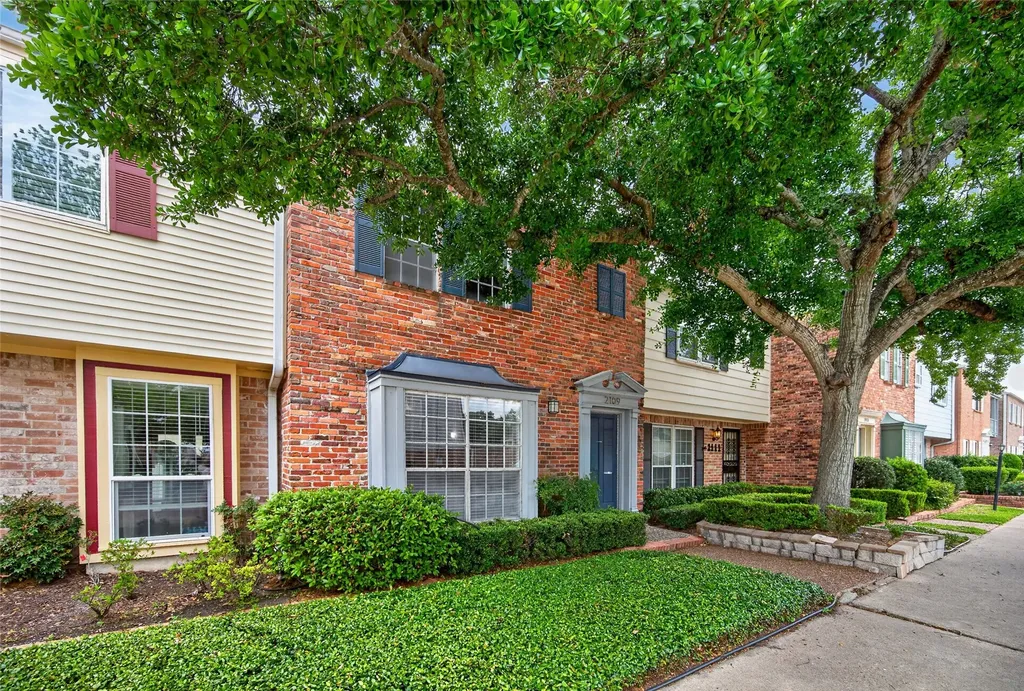 2109 Lander Lane 79 Houston TX 77057
