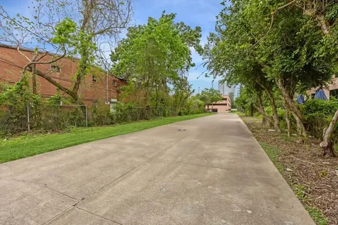 6 Briar Dale Court Houston TX 77027