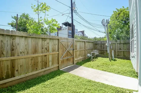 204 Burr Street G Houston TX 77011