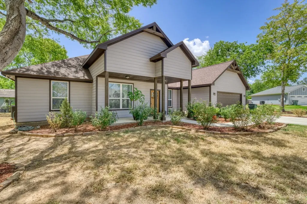 305 Thompson Street Madisonville TX 77864