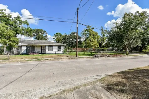 2413 E Crosstimbers Street Houston TX 77093