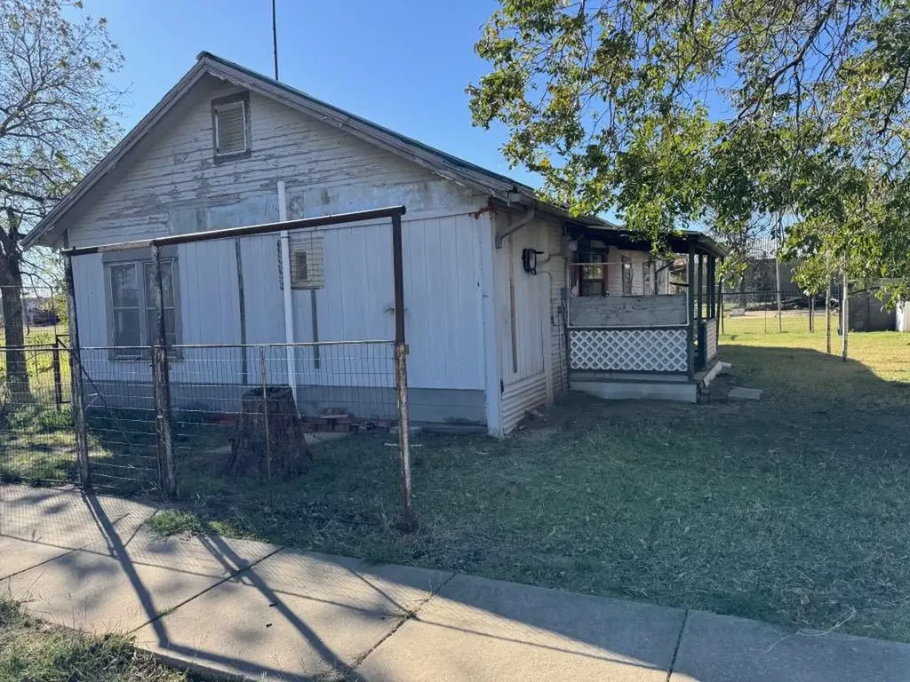 204 E Bryan Avenue Electra TX 76360