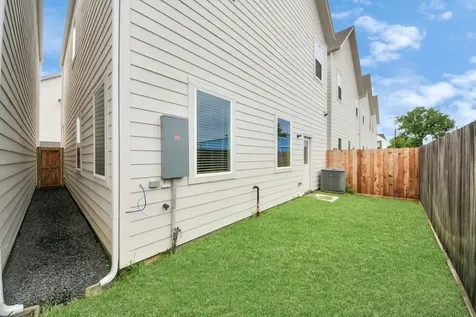 5242 Texas Street Houston TX 77011