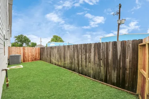 5242 Texas Street Houston TX 77011