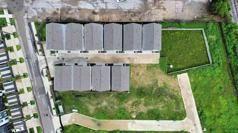 5242 Texas Street Houston TX 77011