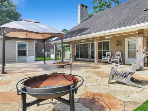 1255 E Pineshadows Drive Sour Lake TX 77659