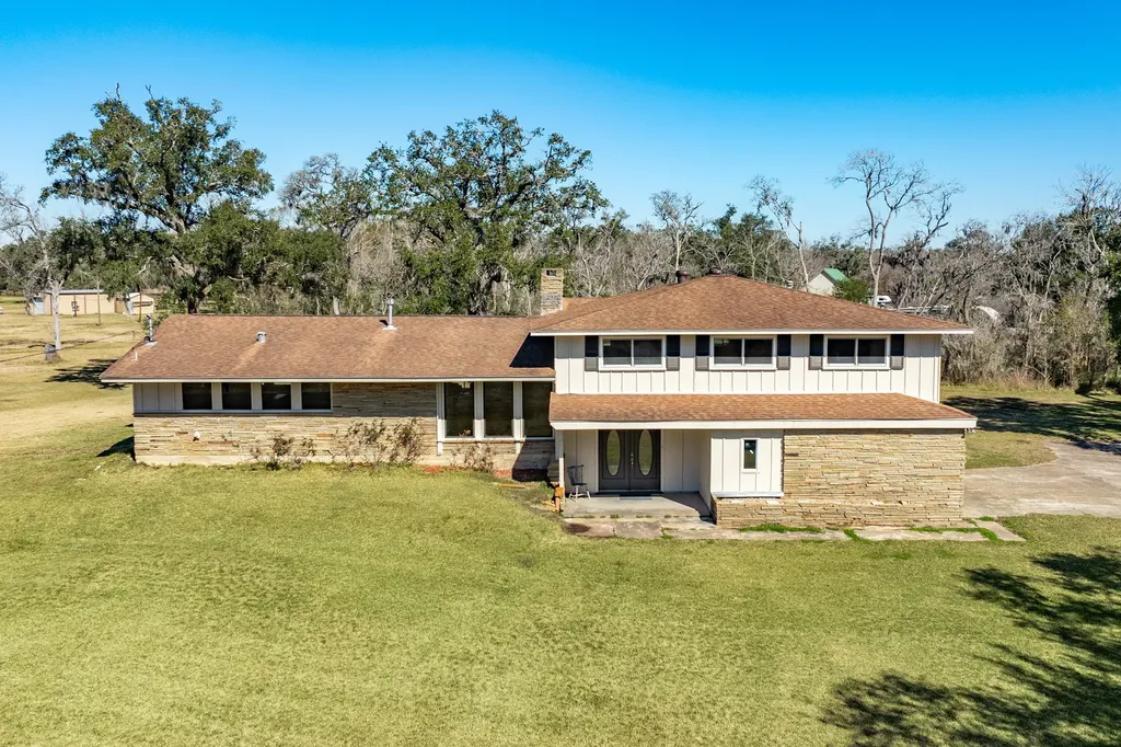 504 W Highway 332 W Lake Jackson TX 77566