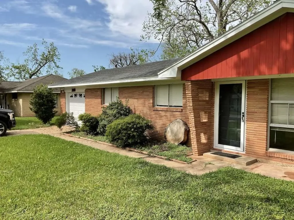 210 Southern Oaks Drive Lake Jackson TX 77566