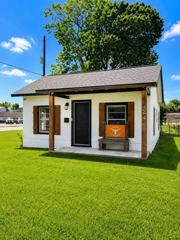 424 Thomas Street Clute TX 77531