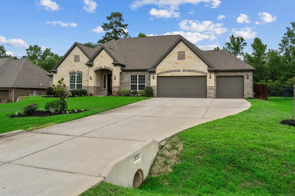 203 Magnolia Reserve Loop Magnolia TX 77354