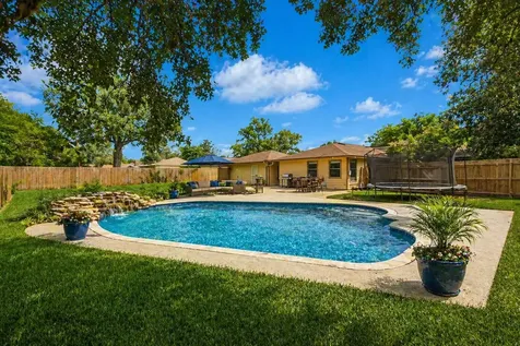 313 Linden Lane Lake Jackson TX 77566