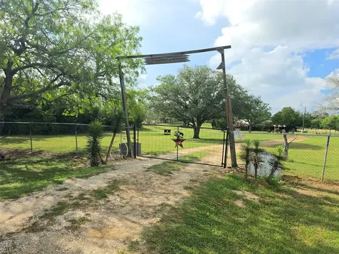 11088 Highway 97 W Highway Cost TX 78614