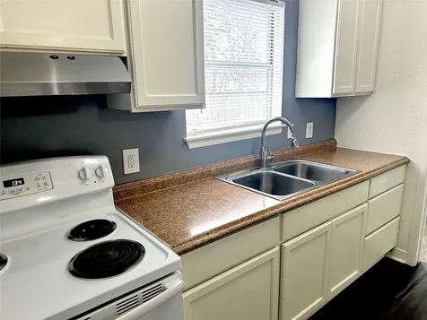 1005 Avenue E 1/2 Alvin TX 77511