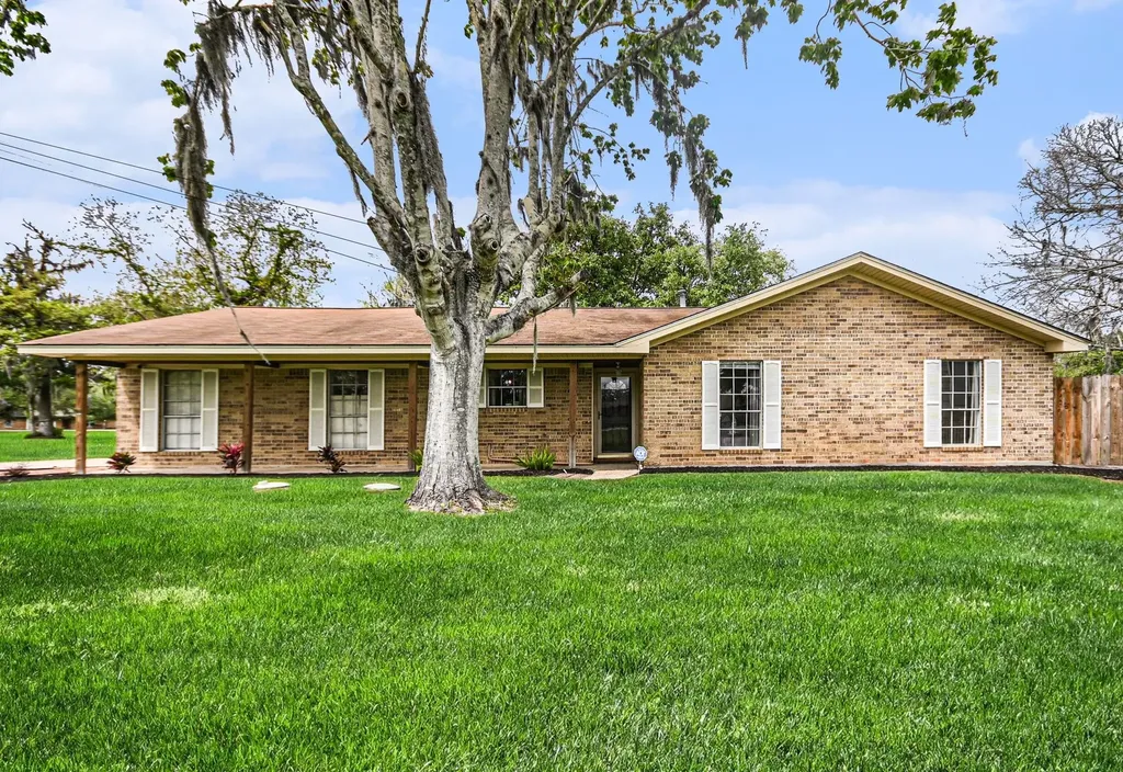 56 W Candlewood Street Lake Jackson TX 77566