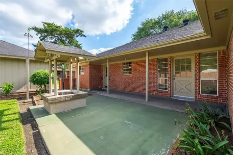 1604 S Hill Street Alvin TX 77511