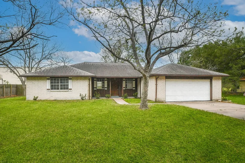 208 Willow Street Sealy TX 77474