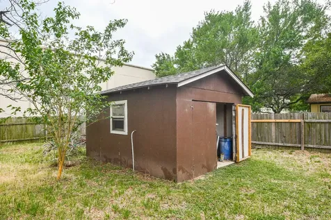 208 Willow Street Sealy TX 77474