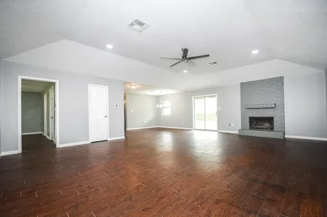 208 Willow Street Sealy TX 77474