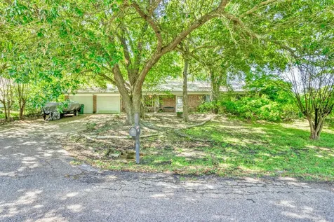 309 Heath Avenue Madisonville TX 77864