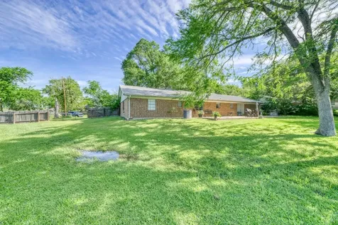 309 Heath Avenue Madisonville TX 77864