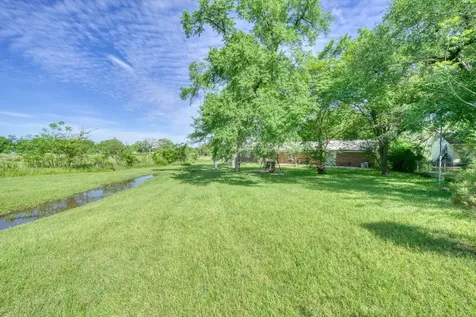 309 Heath Avenue Madisonville TX 77864