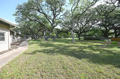 1013 Quail Lane Eagle Lake TX 77434
