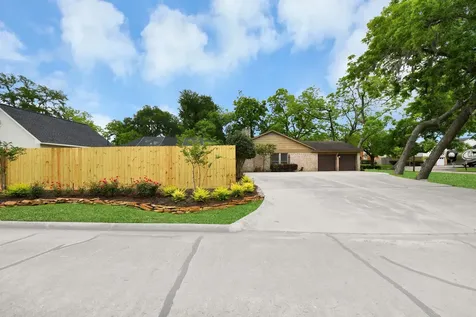 2207 S Belmont Drive Richmond TX 77469