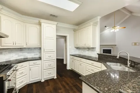 900 Enchanted Oaks Drive Angleton TX 77515