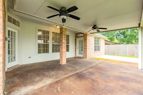 900 Enchanted Oaks Drive Angleton TX 77515