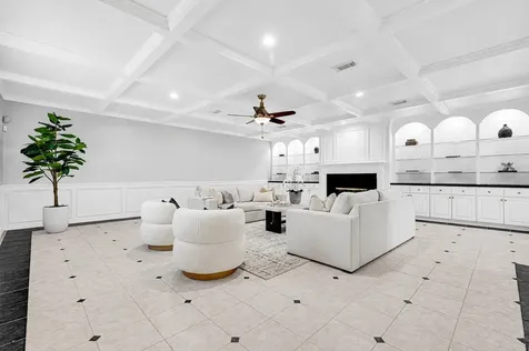 317 Avenue Of Oaks Street Houston TX 77009