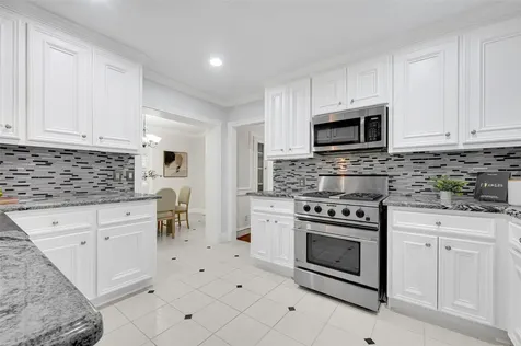 317 Avenue Of Oaks Street Houston TX 77009