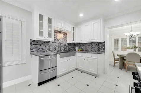 317 Avenue Of Oaks Street Houston TX 77009