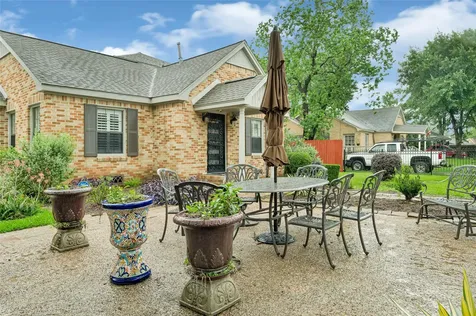 317 Avenue Of Oaks Street Houston TX 77009