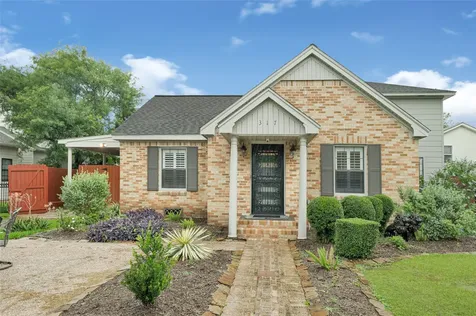 317 Avenue Of Oaks Street Houston TX 77009