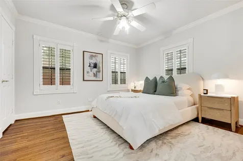 317 Avenue Of Oaks Street Houston TX 77009