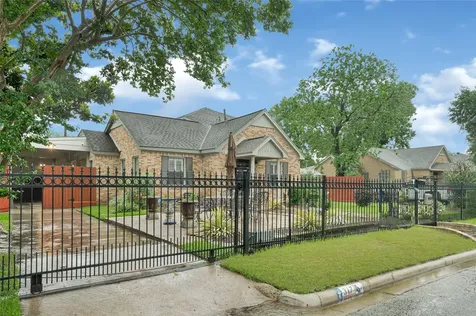 317 Avenue Of Oaks Street Houston TX 77009