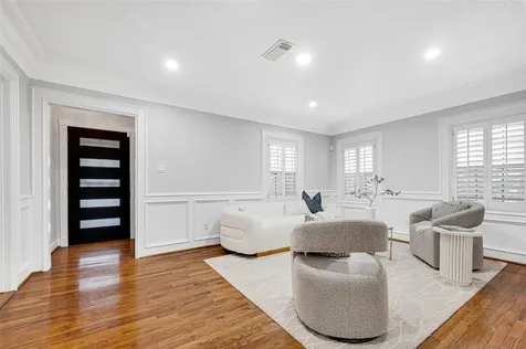 317 Avenue Of Oaks Street Houston TX 77009