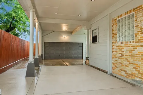 317 Avenue Of Oaks Street Houston TX 77009