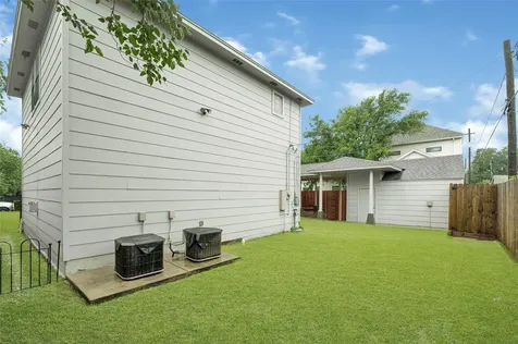 317 Avenue Of Oaks Street Houston TX 77009