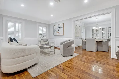 317 Avenue Of Oaks Street Houston TX 77009