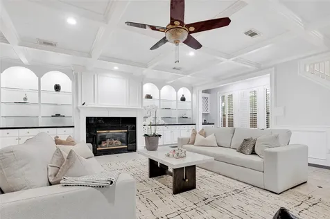 317 Avenue Of Oaks Street Houston TX 77009