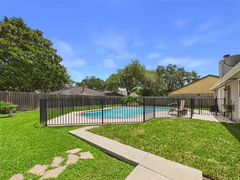 416 Meadowpoint Drive League City TX 77573