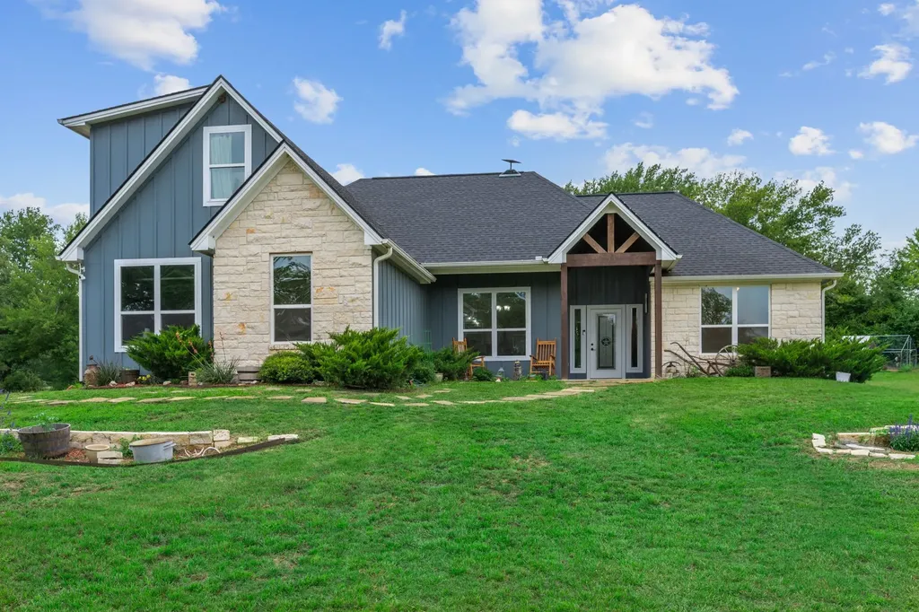 10856 Whispering Oaks Drive Hearne TX 77859