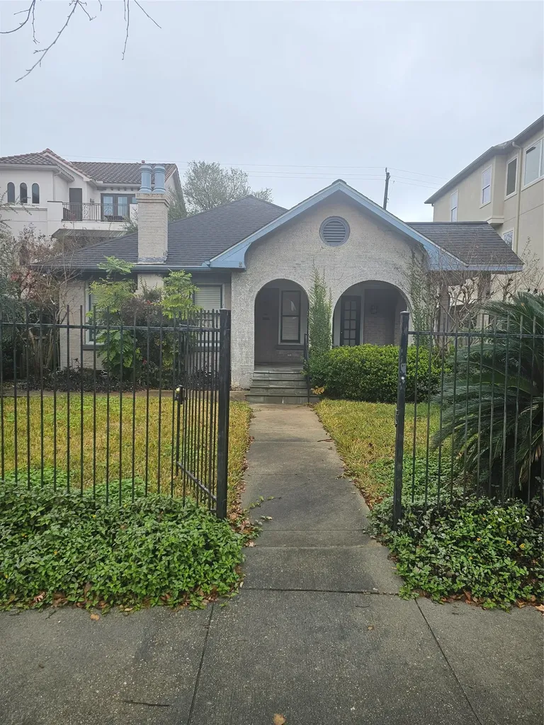 2046 W Main Street Houston TX 77098